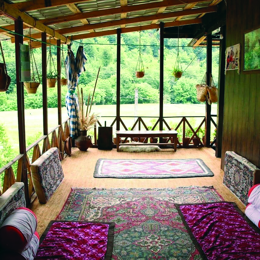 نمای تراس اقامتگاه بومگردی رودبار مشرف بر شالیزارها